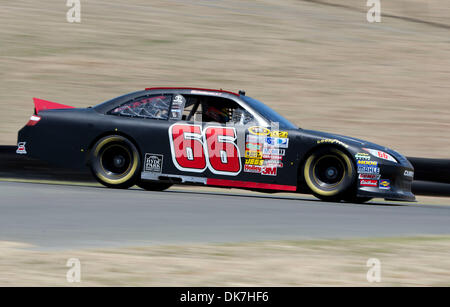 24. Juni 2011 - Sonoma, Kalifornien, USA - NASCAR-Fahrer DAVID MAYHEW #66 Praxis während der 23. jährlichen Toyota/Save Mart 350 auf dem Infineon Raceway in Sonoma, Kalifornien am 24. Juni 2011. (Kredit-Bild: © William Mancebo/ZUMAPRESS.com) Stockfoto