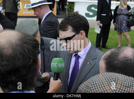 25. Juni 2011 - Newbridge, Kildare, US - Misty für mich (Nr. 8), von Seamie Heffernan geritten und trainiert von Aiden O'Brien, besiegt favorisierte Mittag und gewinnt die Gruppe 1 Pretty Polly Stakes für Fohlen und Stuten drei Jahre alt und nach oben am 25. Juni 2011 auf dem Curragh Pferderennbahn in Newbridge, Kildare, Irland. (Kredit-Bild: © Bob Mayberger/Eclipse/ZUMAPRESS.com) Stockfoto