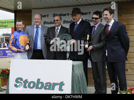 25. Juni 2011 - Newbridge, Kildare, US - Misty für mich (Nr. 8), von Seamie Heffernan geritten und trainiert von Aiden O'Brien, besiegt favorisierte Mittag und gewinnt die Gruppe 1 Pretty Polly Stakes für Fohlen und Stuten drei Jahre alt und nach oben am 25. Juni 2011 auf dem Curragh Pferderennbahn in Newbridge, Kildare, Irland. (Kredit-Bild: © Bob Mayberger/Eclipse/ZUMAPRESS.com) Stockfoto