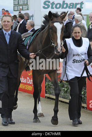 25. Juni 2011 - Newbridge, Kildare, US - Misty für mich (Nr. 8), von Seamie Heffernan geritten und trainiert von Aiden O'Brien, besiegt favorisierte Mittag und gewinnt die Gruppe 1 Pretty Polly Stakes für Fohlen und Stuten drei Jahre alt und nach oben am 25. Juni 2011 auf dem Curragh Pferderennbahn in Newbridge, Kildare, Irland. (Kredit-Bild: © Bob Mayberger/Eclipse/ZUMAPRESS.com) Stockfoto