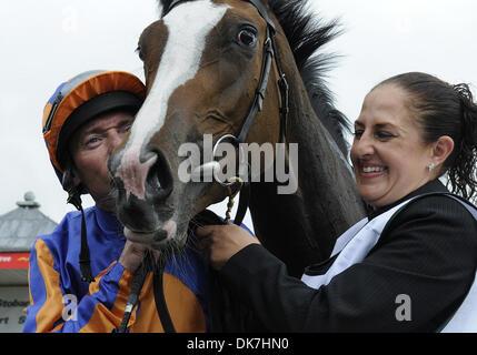 25. Juni 2011 - Newbridge, Kildare, US - Misty für mich (Nr. 8), von Seamie Heffernan geritten und trainiert von Aiden O'Brien, besiegt favorisierte Mittag und gewinnt die Gruppe 1 Pretty Polly Stakes für Fohlen und Stuten drei Jahre alt und nach oben am 25. Juni 2011 auf dem Curragh Pferderennbahn in Newbridge, Kildare, Irland. (Kredit-Bild: © Bob Mayberger/Eclipse/ZUMAPRESS.com) Stockfoto