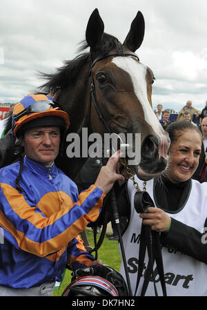 25. Juni 2011 - Newbridge, Kildare, US - Misty für mich (Nr. 8), von Seamie Heffernan geritten und trainiert von Aiden O'Brien, besiegt favorisierte Mittag und gewinnt die Gruppe 1 Pretty Polly Stakes für Fohlen und Stuten drei Jahre alt und nach oben am 25. Juni 2011 auf dem Curragh Pferderennbahn in Newbridge, Kildare, Irland. (Kredit-Bild: © Bob Mayberger/Eclipse/ZUMAPRESS.com) Stockfoto