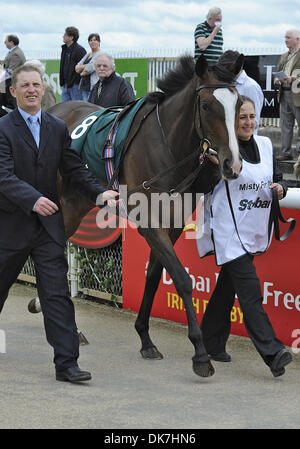 25. Juni 2011 - Newbridge, Kildare, US - Misty für mich (Nr. 8), von Seamie Heffernan geritten und trainiert von Aiden O'Brien, besiegt favorisierte Mittag und gewinnt die Gruppe 1 Pretty Polly Stakes für Fohlen und Stuten drei Jahre alt und nach oben am 25. Juni 2011 auf dem Curragh Pferderennbahn in Newbridge, Kildare, Irland. (Kredit-Bild: © Bob Mayberger/Eclipse/ZUMAPRESS.com) Stockfoto