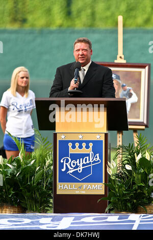 25. Juni 2011 - spricht Kansas City, Missouri, USA - ehemalige Kansas City Royals Krug Kevin Appier, das Publikum, wie er die Teilnahme an der Kansas City Royals Hall Of Fame vor einem Spiel zwischen den Chicago Cubs und die Kansas City Royals im Kauffman Stadium in Kansas City, Missouri nimmt. (Kredit-Bild: © Scott Kane/Southcreek Global/ZUMAPRESS.com) Stockfoto