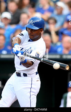 25. Juni 2011 - wird Kansas City, Missouri, USA - Kansas City Royals Center Fielder Jarrod Dyson (1) einen Hit während eines Spiels zwischen den Chicago Cubs und die Kansas City Royals im Kauffman Stadium in Kansas City, Missouri. Die Royals besiegte die Cubs 3-2. (Kredit-Bild: © Scott Kane/Southcreek Global/ZUMAPRESS.com) Stockfoto