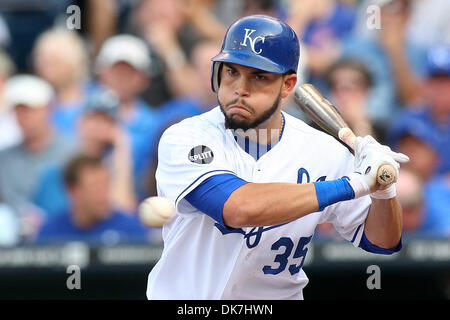 25. Juni 2011 - Kansas City, Missouri, USA - Kansas City Royals erster Basisspieler Eric Hosmer (35) an bat während eines Spiels zwischen den Chicago Cubs und die Kansas City Royals im Kauffman Stadium in Kansas City, Missouri. Die Royals besiegte die Cubs 3-2. (Kredit-Bild: © Scott Kane/Southcreek Global/ZUMAPRESS.com) Stockfoto