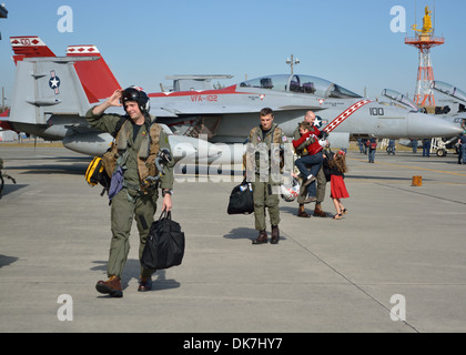 Strike Fighter Squadron (VFA) 102 Offiziere werden von ihren Familien und anderen Staffelmitglieder während einer Heimkehr-Feier am Naval Air Facility Atsugi Flightline begrüßt. VFA-102 kehrte vor kurzem von einer Einrichtung an Bord der Nimitz-Klasse Flugzeuge ca Stockfoto