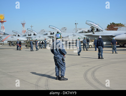 Strike Fighter Squadron (VFA) 102-Crew-Mitglieder unterstützen zurückkehrende Piloten während einer Heimkehr-Feier am Naval Air Anlage an Stockfoto