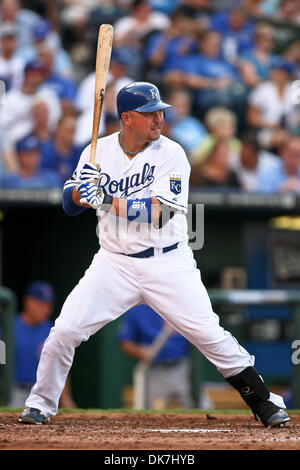 25. Juni 2011 - Kansas City, Missouri, USA - Kansas City Royals Designated Hitter Billy Butler (16) at bat während eines Spiels zwischen den Chicago Cubs und die Kansas City Royals im Kauffman Stadium in Kansas City, Missouri. Die Royals besiegte die Cubs 3-2. (Kredit-Bild: © Scott Kane/Southcreek Global/ZUMAPRESS.com) Stockfoto