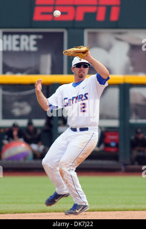 24. Juni 2011 - Omaha, Nebraska, US - Josh Adams (2) hat den Ball-Hop über seinen Handschuh. Florida besiegte Vanderbilt 6-4 in der Championship Series der College World Series zu bewegen. (Kredit-Bild: © Steven Branscombe/Southcreek Global/ZUMApress.com) Stockfoto