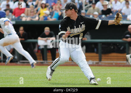 24. Juni 2011 - misplays Omaha, Nebraska, USA - Krug Sonny grau (2) ein Bunt als Florida Vanderbilt 6-4 zu bewegen in der Championship Series der College World Series besiegten. (Kredit-Bild: © Steven Branscombe/Southcreek Global/ZUMApress.com) Stockfoto