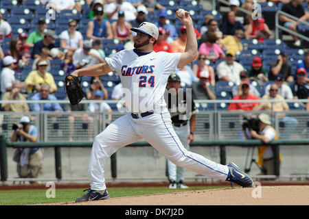 24. Juni 2011 - Omaha, Nebraska, USA - Alex Panteliodis (24) in der siebten Inning aufgeschlagen, als Florida Vanderbilt 6-4 zu bewegen in der Championship Series der College World Series besiegten. (Kredit-Bild: © Steven Branscombe/Southcreek Global/ZUMApress.com) Stockfoto