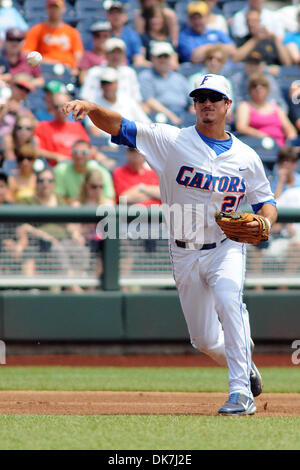 24. Juni 2011 - Omaha, Nebraska, USA - Josh Adams (2) zur ersten Base für die aus Feuer. Florida besiegte Vanderbilt 6-4 in der Championship Series der College World Series zu bewegen. (Kredit-Bild: © Steven Branscombe/Southcreek Global/ZUMApress.com) Stockfoto