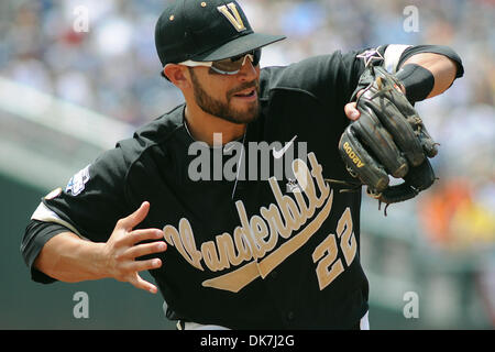 24. Juni 2011 - Omaha, Nebraska, USA - Rückhand Jason Esposito (22) einen Boden-Ball. Florida besiegte Vanderbilt 6-4 in der Championship Series der College World Series zu bewegen. (Kredit-Bild: © Steven Branscombe/Southcreek Global/ZUMApress.com) Stockfoto