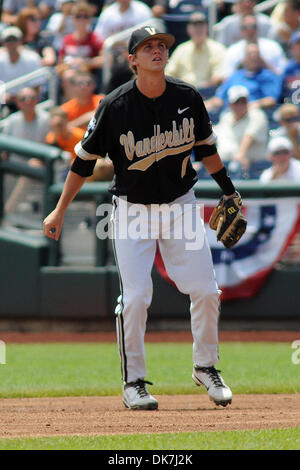 24. Juni 2011 - Omaha, Nebraska, USA - Augen Riley Reynolds (8) einen Infield Fly Ball. Florida besiegte Vanderbilt 6-4 in der Championship Series der College World Series zu bewegen. (Kredit-Bild: © Steven Branscombe/Southcreek Global/ZUMApress.com) Stockfoto