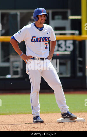 24. Juni 2011 - Omaha, Nebraska, USA - Florida besiegte Vanderbilt 6-4 in der Championship Series der College World Series zu bewegen. (Kredit-Bild: © Steven Branscombe/Southcreek Global/ZUMApress.com) Stockfoto