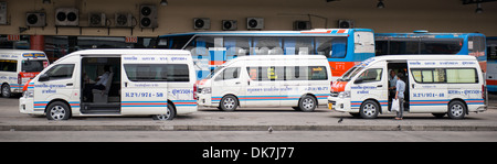 Mini Van gefundenes Fressen für die Zeit nach Abfahrt, Mo Chit, Bangkok, Thailand Stockfoto