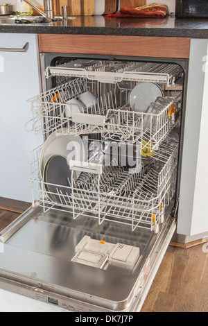 Offenen Geschirrspüler mit ein paar Artikel in Küche Stockfoto