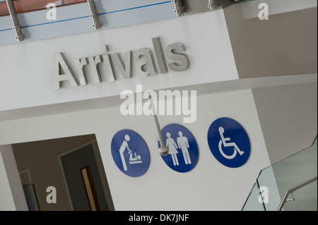 Moderne WC Schilder in Portsmouth International Port Terminal building, Hampshire, UK Stockfoto