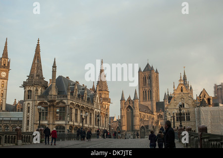 Blick von St. Michael-Brücke in Richtung der Türme von Gent, Stockfoto