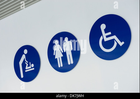 Moderne WC Schilder in Portsmouth International Port Terminal building, Hampshire, UK Stockfoto