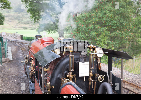 Wir freuen uns auf die Ravenglass Eskdale Miniatur-Eisenbahn in den Lake District von Cumbria in England UK Stockfoto