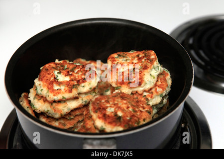 Frisch gekochte Fleischbällchen in einer Pfanne Stockfoto