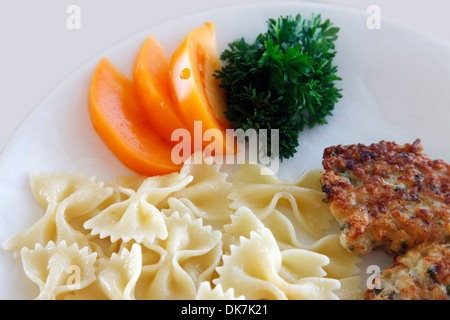 Hähnchen Schnitzel mit Nudeln und frischen Tomaten Stockfoto