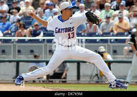 24. Juni 2011 - Omaha, Nebraska, USA - Tommy Toledo (13) in Relief für die Gators aufgeschlagen. Florida besiegte Vanderbilt 6-4 in der Championship Series der College World Series zu bewegen. (Kredit-Bild: © Steven Branscombe/Southcreek Global/ZUMApress.com) Stockfoto