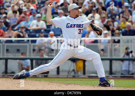 24. Juni 2011 - Omaha, Nebraska, USA - Greg Larson (37) in Relief für die Gators aufgeschlagen. Florida besiegte Vanderbilt 6-4 in der Championship Series der College World Series zu bewegen. (Kredit-Bild: © Steven Branscombe/Southcreek Global/ZUMApress.com) Stockfoto