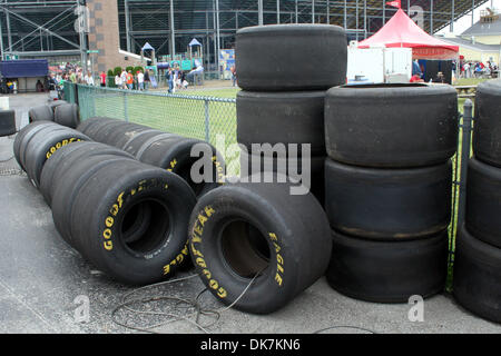 25. Juni 2011 - Norwalk, Ohio, US - alte Reifen in der Nähe den Staging-Bereich sitzen. (Kredit-Bild: © Alan Ashley/Southcreek Global/ZUMAPRESS.com) Stockfoto