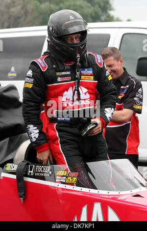 25. Juni 2011 - Norwalk, Ohio, USA - Doug Kalitta in seinem Top Fuel Dragster steigt. (Kredit-Bild: © Alan Ashley/Southcreek Global/ZUMAPRESS.com) Stockfoto