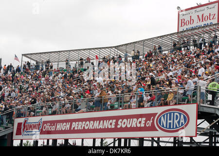 25. Juni 2011 - Norwalk, Ohio, USA - Fans packen die Tribüne für die fünfte jährliche Gipfel Racing Equipment NHRA Nationals in Summit Racing Equipment Motorsports Park in Norwalk, Ohio. (Kredit-Bild: © Frank Jansky/Southcreek Global/ZUMAPRESS.com) Stockfoto