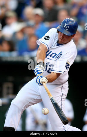 25. Juni 2011 - Kansas City, Missouri, USA - Kansas City Royals Recht Fielder Mitch Maier (12) at bat während eines Spiels zwischen den Chicago Cubs und die Kansas City Royals im Kauffman Stadium in Kansas City, Missouri. Die Royals besiegte die Cubs 3-2. (Kredit-Bild: © Scott Kane/Southcreek Global/ZUMAPRESS.com) Stockfoto