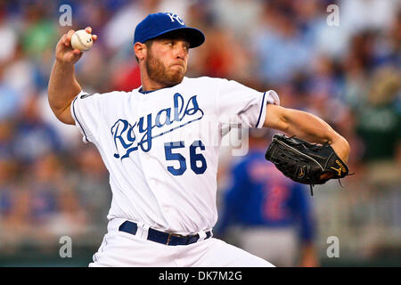 25. Juni 2011 - liefert Kansas City, Missouri, USA - Kansas City Royals Entlastung Krug Greg Holland (56) eine Tonhöhe während des Spiels zwischen den Chicago Cubs und die Kansas City Royals im Kauffman Stadium in Kansas City, Missouri. Die Royals besiegte die Cubs 3-2. (Kredit-Bild: © Scott Kane/Southcreek Global/ZUMAPRESS.com) Stockfoto
