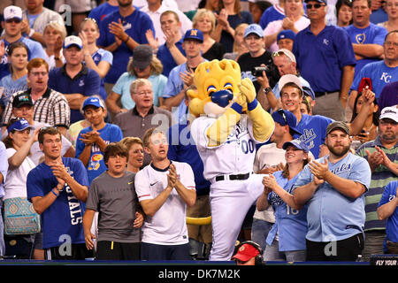 25. Juni 2011 - Kansas City, Missouri, USA - Kansas City Royals Maskottchen und Fans jubeln für das Finale aus einem Spiel zwischen den Chicago Cubs und die Kansas City Royals im Kauffman Stadium in Kansas City, Missouri. Die Royals besiegte die Cubs 3-2. (Kredit-Bild: © Scott Kane/Southcreek Global/ZUMAPRESS.com) Stockfoto