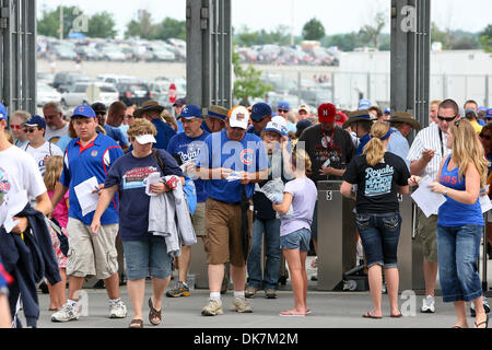 25. Juni 2011 - Kansas City, Missouri, USA - Fans geben Sie Kauffman Stadium vor einem Spiel zwischen den Chicago Cubs und die Kansas City Royals im Kauffman Stadium in Kansas City, Missouri. Die Royals besiegte die Cubs 3-2. (Kredit-Bild: © Scott Kane/Southcreek Global/ZUMAPRESS.com) Stockfoto