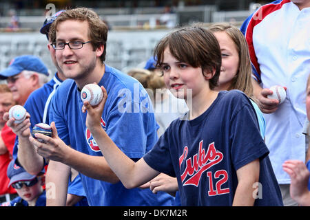 25. Juni 2011 - Kansas City, Missouri, USA - Fans hoffen auf Autogramme vor einem Spiel zwischen den Chicago Cubs und die Kansas City Royals im Kauffman Stadium in Kansas City, Missouri. Die Royals besiegte die Cubs 3-2. (Kredit-Bild: © Scott Kane/Southcreek Global/ZUMAPRESS.com) Stockfoto