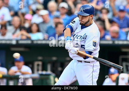 25. Juni 2011 - Kansas City, Missouri, USA - Kansas City Royals erster Basisspieler Eric Hosmer (35) an bat während eines Spiels zwischen den Chicago Cubs und die Kansas City Royals im Kauffman Stadium in Kansas City, Missouri. Die Royals besiegte die Cubs 3-2. (Kredit-Bild: © Scott Kane/Southcreek Global/ZUMAPRESS.com) Stockfoto