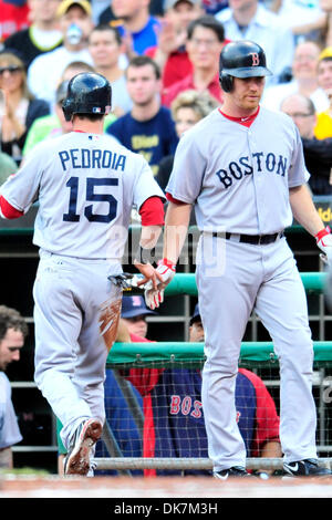 25. Juni 2011 - Pittsburgh, Pennsylvania, USA - 25 Juni: Boston Red Sox 2 b Dustin Pedroia (#15) wird nach der Wertung der 1. Lauf des Spiels, auf einem Feldspieler Wahl von Adrian Gonzalez, in einem Spiel gegen die Pittsburgh Pirates im PNC Park in Pittsburgh, Pennsylvania gratulierte.  Pittsburgh Pirates besiegen die Boston Red Sox 6-4. (Kredit-Bild: © Paul Lindenfelser/Southcreek Global/ZUM Stockfoto