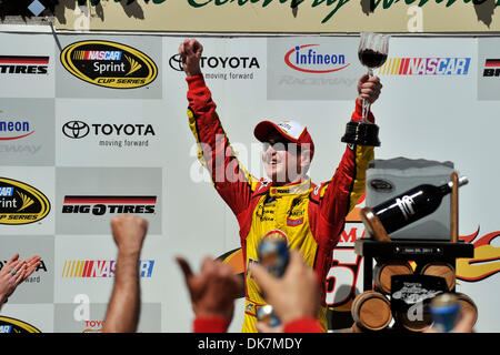 26. Juni 2011 - Sonoma, Kalifornien, USA - Penske Racing Fahrer Kurt Busch (22) feiert nach dem Sieg der NASCAR Sprint Cup Series Toyota sparen Mart 350 auf dem Infineon Raceway in Sonoma, CA. (Credit-Bild: © Matt Cohen/Southcreek Global/ZUMAPRESS.com) Stockfoto