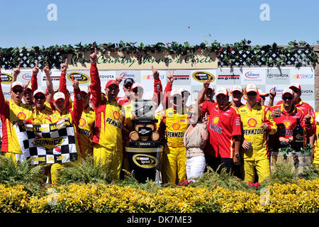 26. Juni 2011 - Sonoma, Kalifornien, USA - Penske Racing Fahrer Kurt Busch (22) feiert nach dem Sieg der NASCAR Sprint Cup Series Toyota sparen Mart 350 auf dem Infineon Raceway in Sonoma, CA. (Credit-Bild: © Matt Cohen/Southcreek Global/ZUMAPRESS.com) Stockfoto