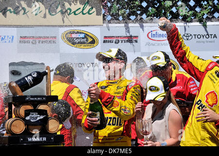 26. Juni 2011 - Sonoma, Kalifornien, USA - Penske Racing Fahrer Kurt Busch (22) feiert nach dem Sieg der NASCAR Sprint Cup Series Toyota sparen Mart 350 auf dem Infineon Raceway in Sonoma, CA. (Credit-Bild: © Matt Cohen/Southcreek Global/ZUMAPRESS.com) Stockfoto