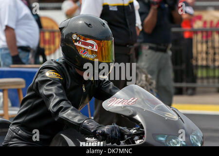 26. Juni 2011 - Norwalk, Ohio, US - konkurriert Matt Smith (#4) Pro Aktie Motorrad während der fünften jährlichen Gipfel Racing Equipment NHRA Nationals in Summit Racing Equipment Motorsports Park in Norwalk, Ohio. (Kredit-Bild: © Frank Jansky/Southcreek Global/ZUMAPRESS.com) Stockfoto