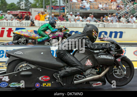 26. Juni 2011 - Norwalk, Ohio, US - konkurriert Matt Smith (#4) Pro Aktie Motorrad während der fünften jährlichen Gipfel Racing Equipment NHRA Nationals in Summit Racing Equipment Motorsports Park in Norwalk, Ohio. (Kredit-Bild: © Frank Jansky/Southcreek Global/ZUMAPRESS.com) Stockfoto