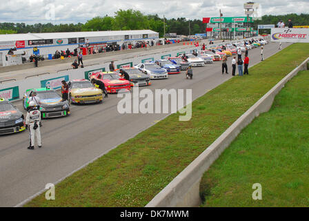 26. Juni 2011 - Bowmanville, Ontario, Kanada - sind die Autos auf die vordere gerade für die Nascar Canadian Tire Series Vortex Bremsbeläge 200 auf dem Mosport International Raceway, Bowmanville, Ontario aufgereiht. (Kredit-Bild: © Keith Hamilton/Southcreek Global/ZUMAPRESS.com) Stockfoto