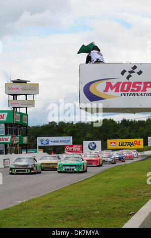 26. Juni 2011 - Bowmanville, Ontario, Kanada - Wellen die grüne Flagge auf einem Neustart nach einer gelben in der Nascar Canadian Tire Serie Vortex Bremsbeläge 200 auf dem Mosport International Raceway, Bowmanville, Ontario. (Kredit-Bild: © Keith Hamilton/Southcreek Global/ZUMAPRESS.com) Stockfoto