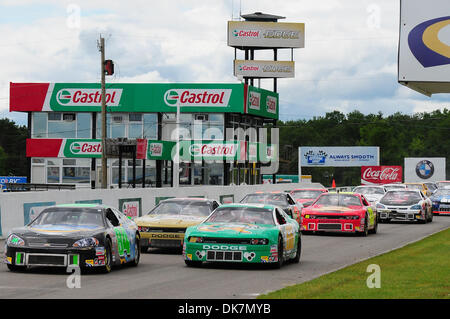 26. Juni 2011 - Bowmanville, Ontario, Kanada - brüllt das Feld auf der Vorderseite direkt nach einem Neustart in der Nascar Canadian Tire Serie Vortex Bremsbeläge 200 auf dem Mosport International Raceway, Bowmanville, Ontario. (Kredit-Bild: © Keith Hamilton/Southcreek Global/ZUMAPRESS.com) Stockfoto