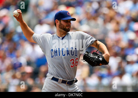 26. Juni 2011 - liefert Kansas City, Missouri, USA - Chicago Cubs Start Krug Randy Wells (36) eine Tonhöhe während des Spiels zwischen den Chicago Cubs und die Kansas City Royals im Kauffman Stadium in Kansas City, Missouri. Die Royals besiegte die Cubs 6 bis 3 und Ende unter der Serie zwei Spiele zu einem. (Kredit-Bild: © Scott Kane/Southcreek Global/ZUMAPRESS.com) Stockfoto