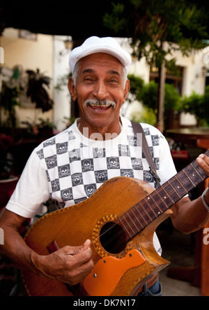 Kuba Kubanische Musiker Musik - ältere Mann, der seine Gitarre spielen auf der Straße, Beispiel einer lokalen Kultur, Havanna, Kuba, Karibik, Lateinamerika Stockfoto